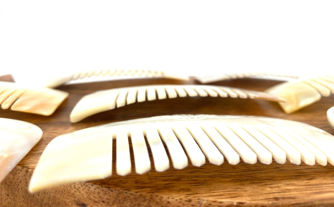Grzebień z Muszli | Ręcznie Wykonany | Elegancki i Przenośny