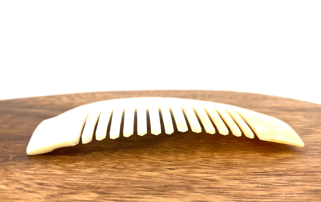 Grzebień z Muszli | Ręcznie Wykonany | Elegancki i Przenośny