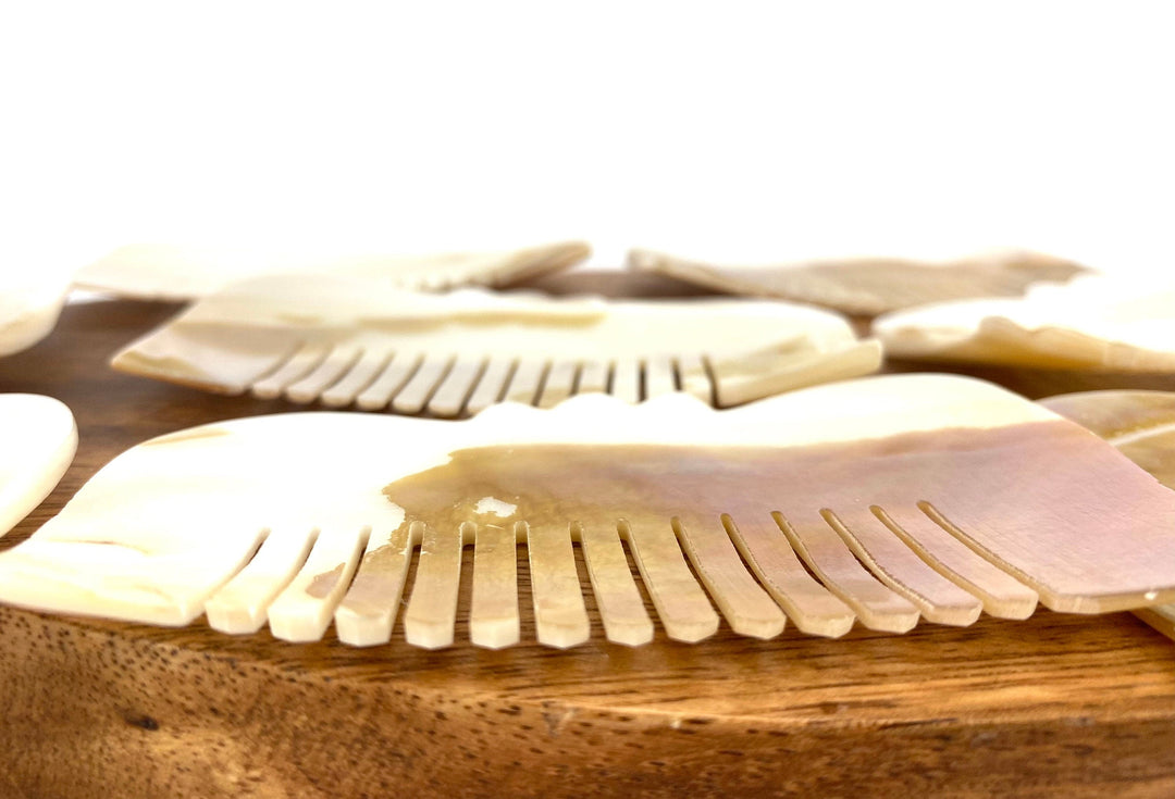 Grzebień z Muszli | Ręcznie Wykonany | Elegancki i Przenośny