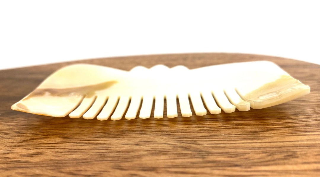 Grzebień z Muszli | Ręcznie Wykonany | Elegancki i Przenośny